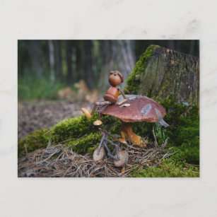 Cartão Postal Acorn elf com bicicleta assente em cogumelo