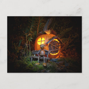 Cartão Postal Acorn elf está sentado em frente à casa de abóbora