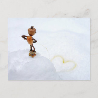 Cartão Postal Acorn elf fazer um coração amarelo no inverno da n