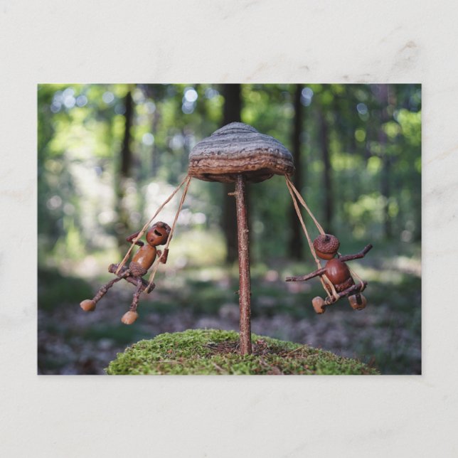 Cartão Postal Acorn elves tocando no carrossel (Frente)