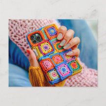 Adolescente segurando uma capa de telefone crochê 