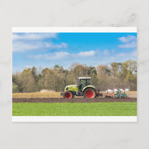 Cartão Postal Agricultor em solo arenoso com trator em primavera