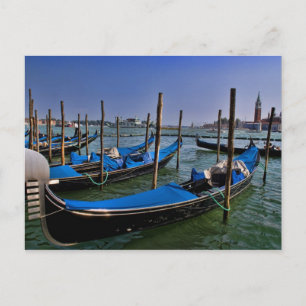Cartão Postal água do Grande Canal com barcos gondalo alinhados