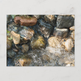 Cartão Postal Água sobrevoando pedras em uma borda