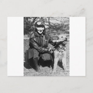 Cartão Postal Airedale e Aviatrix, 1920 precoce