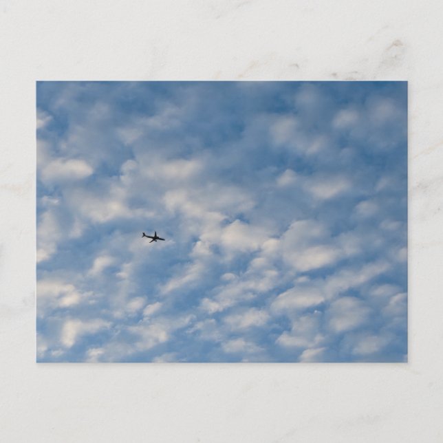 Cartão Postal Airplane Crossing a Cloud-Filled Blue Sky (Frente)
