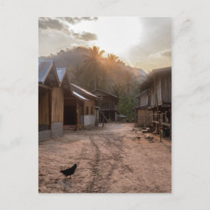 Cartão Postal Aldeia Rural Riverside no rio Mekong, Laos