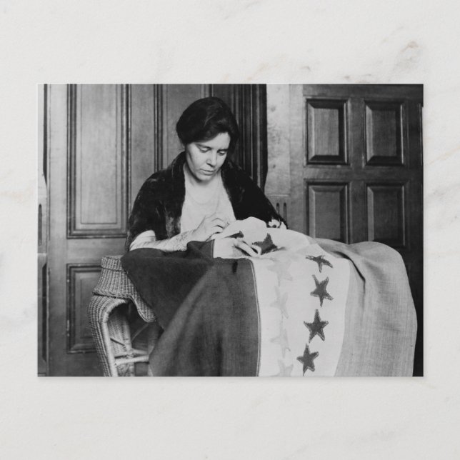Cartão Postal Alice Paul, Sewing Suffrage Flag, 1910 (Frente)
