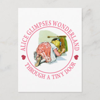 Cartão Postal Alice vislumbra a Terra das Maravilhas através de 