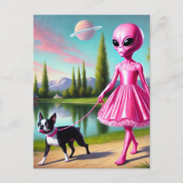 Cartão Postal Alienígena Rosa Passeando com seu Boston Terrier