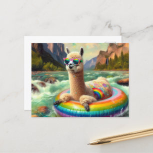 Cartão Postal Alpaca cômoda em uma flutuação colorida do arco-ír