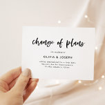 Cartão Postal Alteração dos planos | Script Casual Preto e Branc<br><div class="desc">Esses cartões modernos e mínimos de reprogramação, cancelamento ou adiamento de casamento apresentam um roteiro casual preto que diz "mudança de planos" em um fundo branco. Se você tem que mudar ou cancelar a data do seu casamento ou qualquer outro evento especial, esta é uma maneira elegante e simples de...</div>