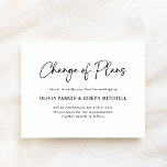 Cartão Postal Alteração dos planos | Script preto e branco moder<br><div class="desc">Estes elegantes e minimalistas reagendamentos de casamento, cancelamentos ou adiamentos de postais apresentam um roteiro preto e moderno que diz "mudança de planos" em um fundo branco limpo. Se você precisa mudar ou cancelar a data do seu casamento ou adiar qualquer outro evento especial, esta é uma maneira simples de...</div>