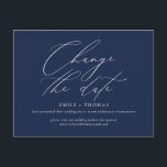 Cartão Postal Alterar a Caligrafia Moderna Minimalista em Data<br><div class="desc">Atualize seus convidados com os detalhes de seu evento reprogramado ou adiado com este cartão-postal minimalista e moderno com roteiro de caligrafia moderno. Todas as cores são editáveis. Por favor,  passe pelo meu compro para ver mais assim.</div>