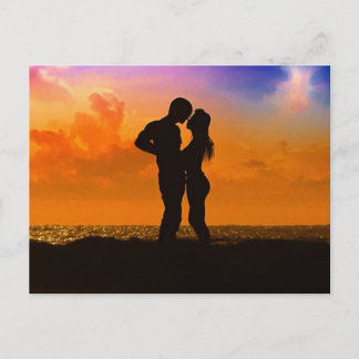 Cartão Postal Amantes Beijando no Sunset na Praia