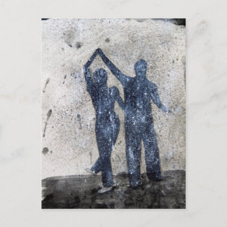 Cartão Postal Amantes dançando na chuva