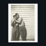 Cartão Postal Amigos<br><div class="desc">Esta fotografia a preto e branco da safra de 1940 mostra dois soldados americanos compartilhando um abraço lúgubre para a câmera. Uma bela foto que comemora aqueles momentos engraçados de amor e amizade. O layout da imagem faz a design perfeita para criar sua mensagem personalizada no canto superior direito, mas...</div>