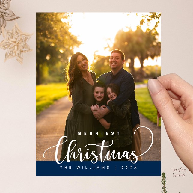 Cartão Postal Amor e Alegria, Foto de Família Feliz Natal (Love and Joy, Merry Christmas Family Photo Modern Cute Typography Postcard in Navy Blue)