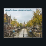 Cartão Postal Amsterdã Canals no Pós-cartão do outono<br><div class="desc">Tive um dia para passar em Amsterdã,  na Holanda,  então decidi andar por aí observando os barcos nas águas do canal. Foi uma tarde bastante bonito e frio no outono.</div>