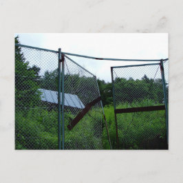 Cartão Postal An abandoned house beyond the broken fence.