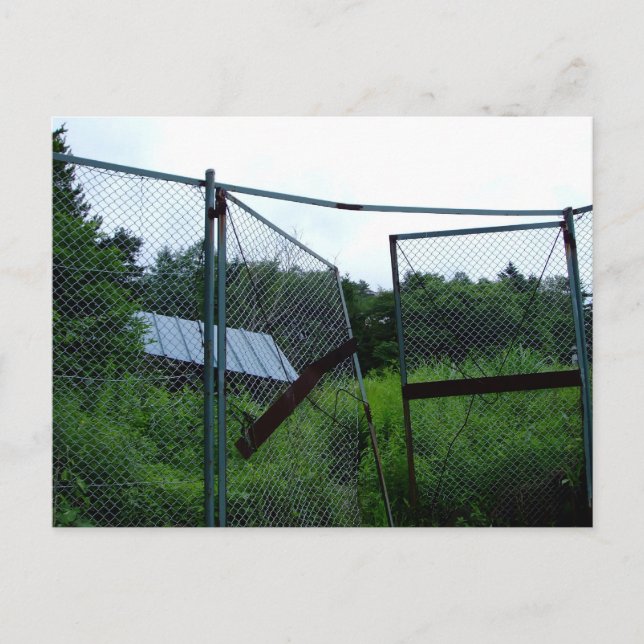 Cartão Postal An abandoned house beyond the broken fence. (Frente)