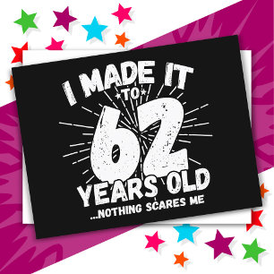 Cartão Postal Aniversário de 62 Anos Sarcástico Meme Engraçado