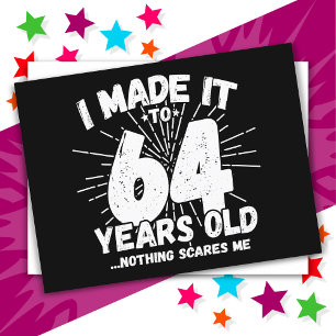 Cartão Postal Aniversário de 64 Anos Engraçado com Sarcasmo Meme