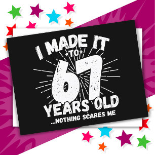 Cartão Postal Aniversário de 67 Anos Sarcástico Meme Engraçado