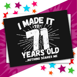 Cartão Postal Aniversário de 71 Anos Engraçado com Meme Sarcásti