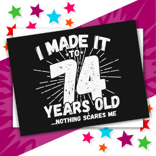 Cartão Postal Aniversário de 74 Anos Sarcástico Meme Engraçado