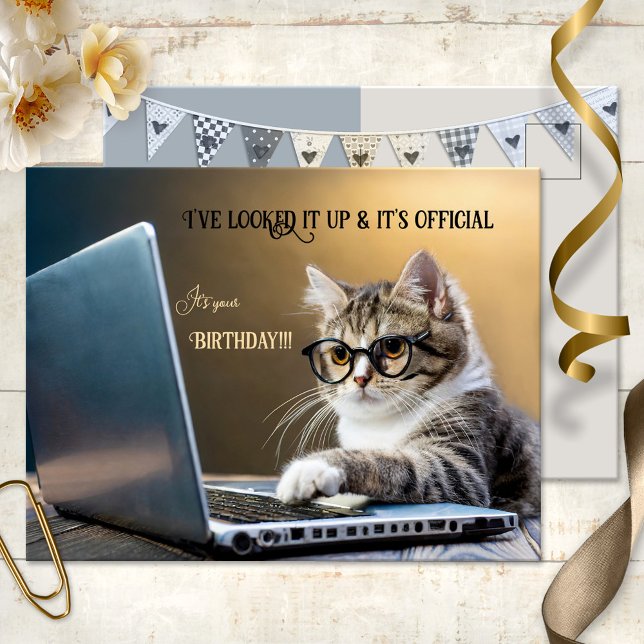 Cartão Postal Aniversário Oficial de Gato Engraçado (A funny birthday postcard showing a kitty with glasses looking at a laptop. Great for a cat lover)