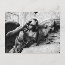 Anjo lindo com olhar sereno em direção ao céu