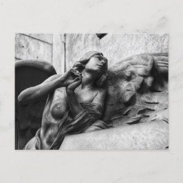 Cartão Postal Anjo lindo com olhar sereno em direção ao céu