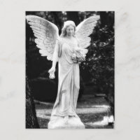 Anjo segurando flores fotografia em preto e branco