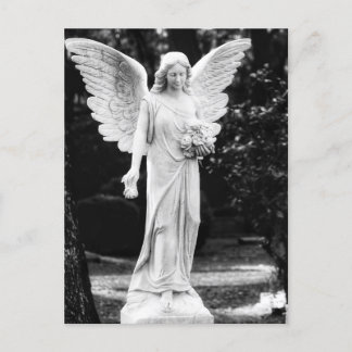 Cartão Postal Anjo segurando flores fotografia em preto e branco