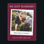 Cartão Postal Anúncio de casamento da câmera instantânea Burgund<br><div class="desc">Casámo-nos com o moderno e simples estilo de câmara retrô instantânea e fotográfico de casamento Cartão de anúncio - Borgonha</div>