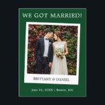 Cartão Postal Anúncio de casamento de fotos instantâneas da câme<br><div class="desc">Casámo-nos com o moderno e simples estilo de câmara retrorinstantânea estilo fotográfico de casamentos Foto de casamento - Floresta Verde</div>