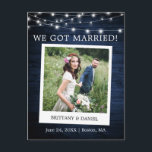 Cartão Postal Anúncio de casamento de madeiras instantâneas<br><div class="desc">Casámo-nos com o moderno e simples estilo de câmara retrorinstantânea,  fotográfico de casamento Cartão de anúncio - Madeira azul russa do país,  luzes de cordas</div>