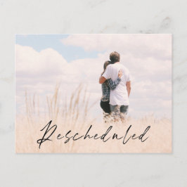 Cartão Postal Anúncio de Data de Casamento da Foto Reagendada