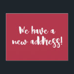 Cartão Postal Anúncio de mudança moderno e elegante em vermelho<br><div class="desc">Anuncie sua mudança com estilo com este cartão postal moderno em vermelho “Temos um novo endereço!”. Concebido com uma caligrafia branca ousada em um fundo vermelho rico, é uma maneira elegante de informar amigos e familiares onde encontrá-lo. Totalmente personalizável no verso com seu novo endereço e mensagem. Um cartão de...</div>