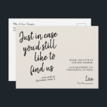 Cartão Postal Anúncio de mudança simples moderno e engraçado<br><div class="desc">Um design de anúncio de mudança simples e moderno em preto e branco com uma citação engraçada que diz "Caso você ainda queira nos encontrar" e você pode personalizar o resto da mensagem "e nos enviar cartões de Natal", adicione seu novo endereço, assinatura e uma mensagem curta no verso. Se...</div>