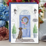 Cartão Postal Anúncio do Movimento Brown Labrador Retriever<br><div class="desc">Anuncie seu novo discurso com nosso anúncio de na moda com um recuperador do Brown Labrador,  porta azul,  tapete de boas-vindas,  tabuleiro,  topiários e uma coroa floral em um fundo de tijolo de cinza.</div>