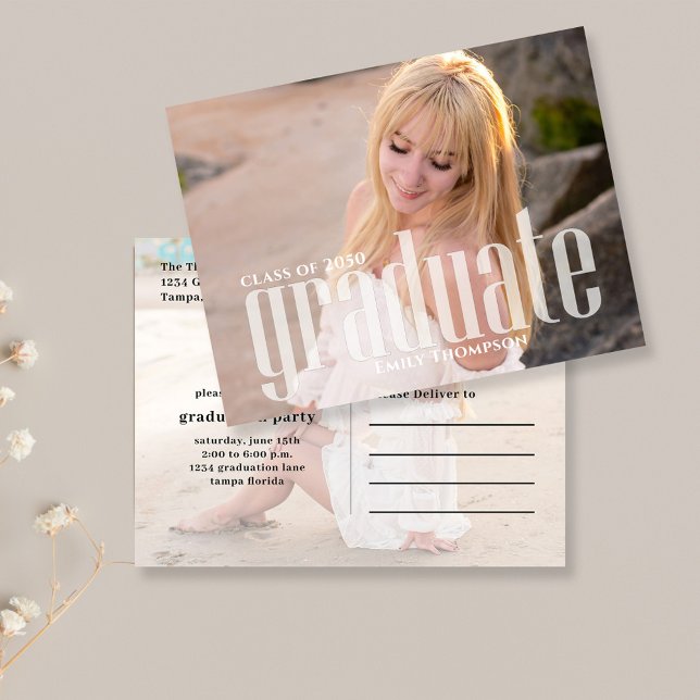 Cartão Postal Anúncio Personalizado de Foto de Formatura Moderna (Modern graduation photo announcement with personalized senior portrait and name.)