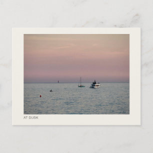 Cartão Postal AO CREPÚSCULO — Barcos em um Mar Tranquilo Fotogra