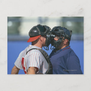 Cartão Postal Argumento de Baseball Catcher e Umpire