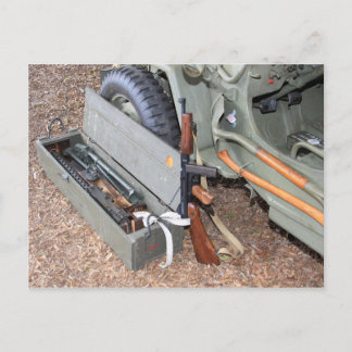 Cartão Postal Armas e kits da Segunda Guerra Mundial por um jipe