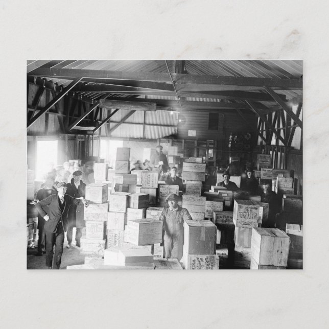 Cartão Postal Armazém de uísque clandestino, 1920 (Frente)