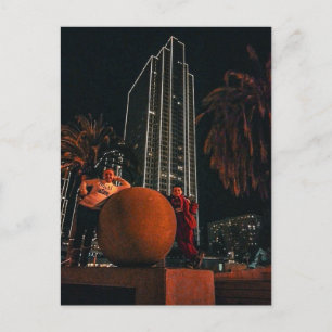 Cartão Postal Arranha-céu da Cidade Noturna com Esfera Laranja