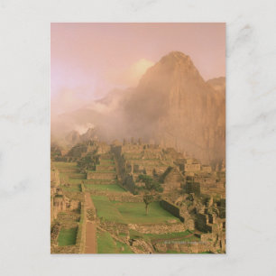 Cartão Postal Arruínas incas na base de Machu Picchu no
