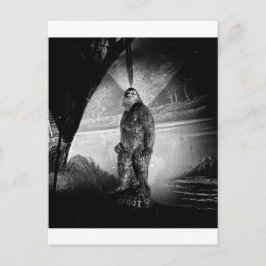 Cartão Postal Arte dramática em preto e branco de Pé Grande Sasq